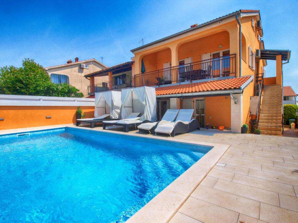 basen przed domem w obiekcie House Vesna 1479 w mieście Banjole