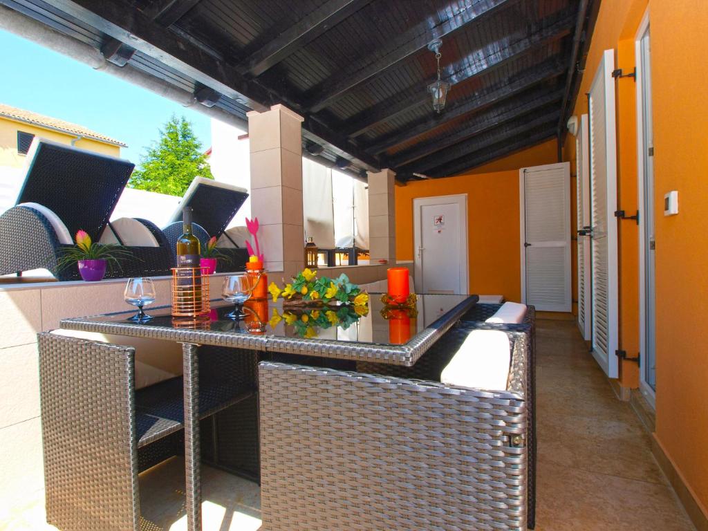 patio ze stołem i krzesłami w obiekcie House Vesna 1479 w mieście Banjole