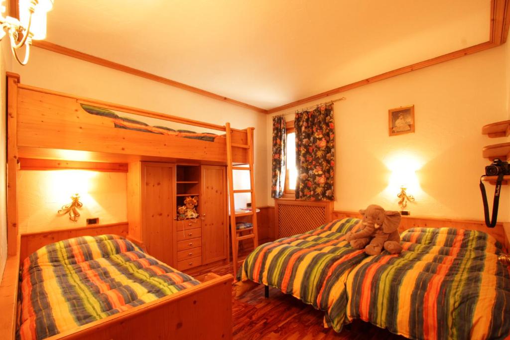 Łóżko lub łóżka w pokoju w obiekcie Apartments & Rooms MyHolidayLivigno