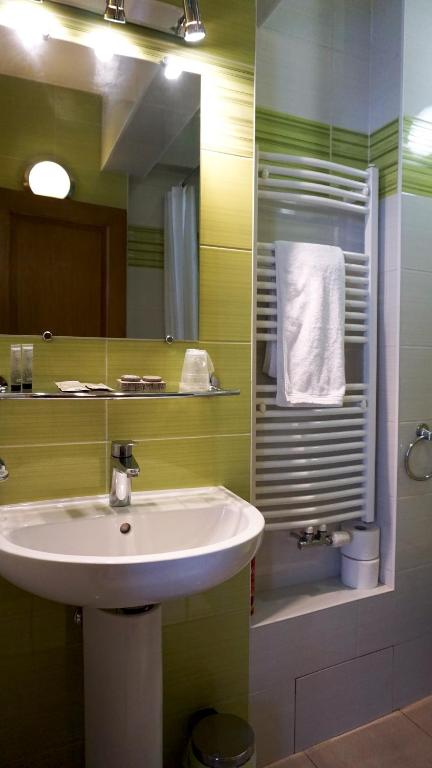 Vancouver Meuble salle de bains sur mesure avec lave-linge - Atlantic Bain   Lave linge salle de bain, Relooking salle de bain, Salle de bains petit  espace