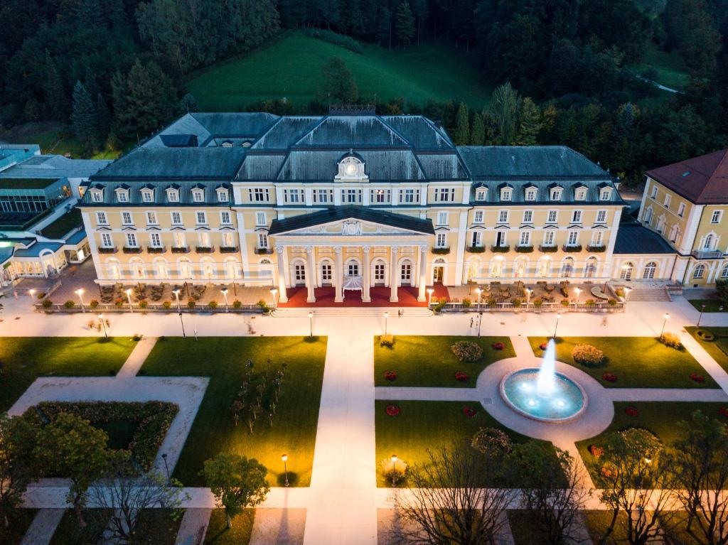 un grand bâtiment avec une cour en face dans l'établissement Grand Hotel Rogaška Premium, à Rogaška Slatina