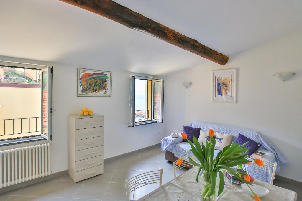 ein Wohnzimmer mit einem blauen Sofa und einem Tisch in der Unterkunft donadelmar2 in Riomaggiore