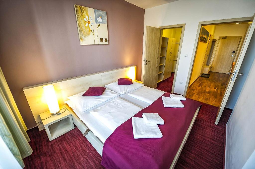 Postel nebo postele na pokoji v ubytování Crocus Apartments 310, 507