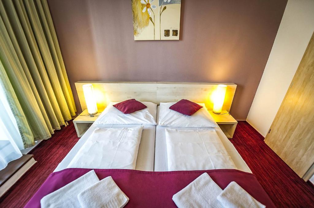 Postel nebo postele na pokoji v ubytování Crocus Apartments 310, 507