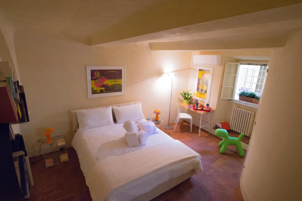 um quarto com uma cama com um urso de peluche em Suite Viola Antica em Lucca