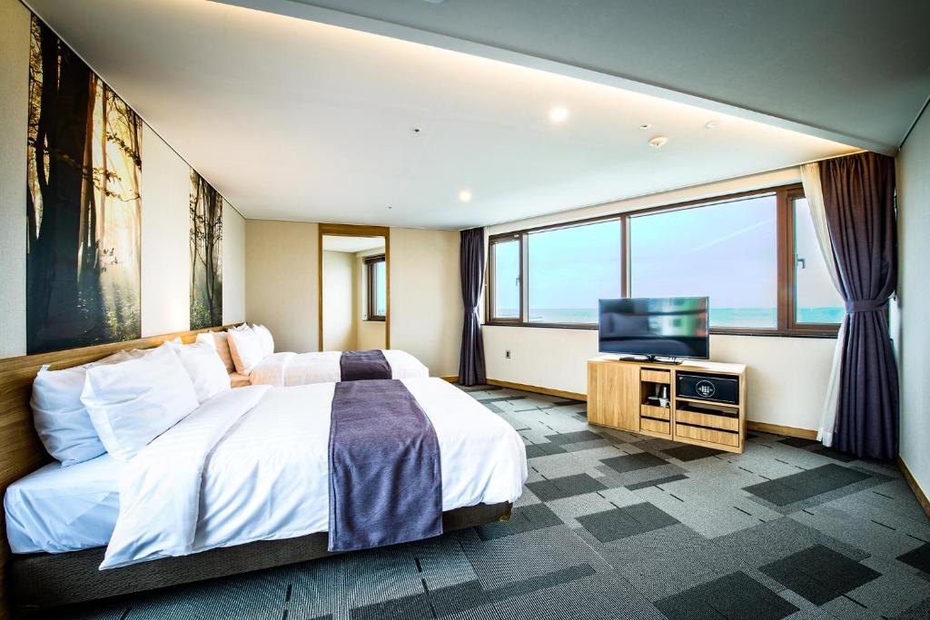 Postel nebo postele na pokoji v ubytování Utop Ubless Hotel Jeju