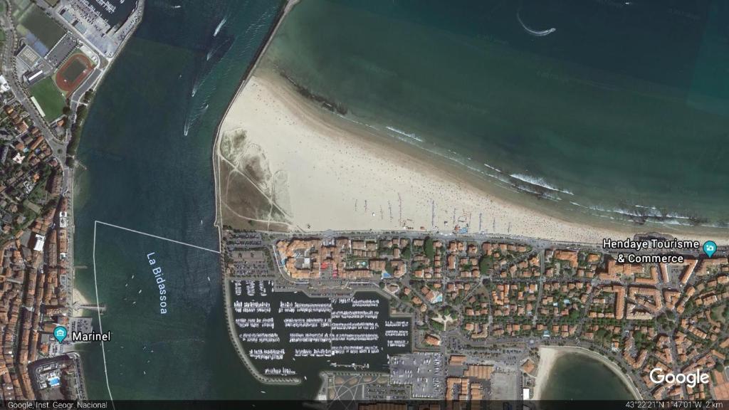 eine Karte eines Strandes neben dem Wasser in der Unterkunft Ibaia Sokoburu dream in Hendaye