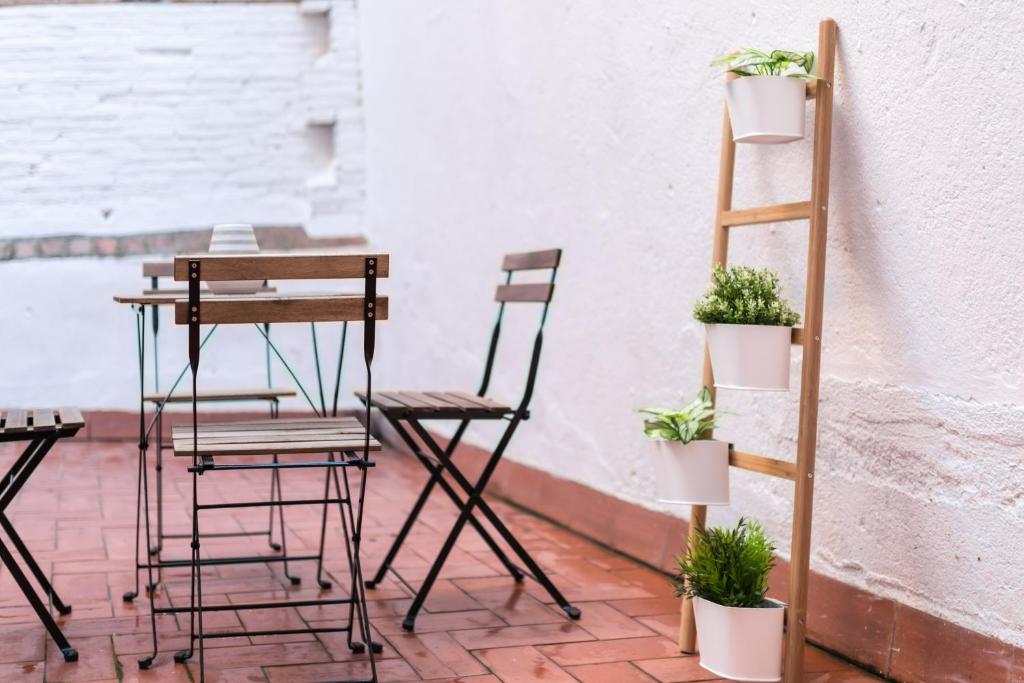 einen Tisch, Stühle und Pflanzen auf einer Terrasse in der Unterkunft Flateli Girona City Center 2 in Girona