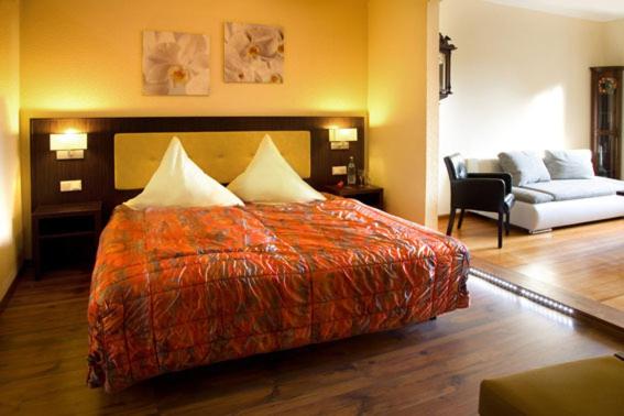 Postel nebo postele na pokoji v ubytování Hotel Haus Krone