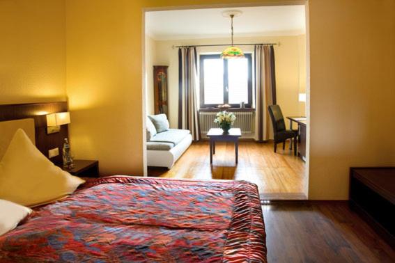 Postel nebo postele na pokoji v ubytování Hotel Haus Krone