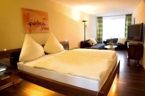 Postel nebo postele na pokoji v ubytování Hotel Haus Krone