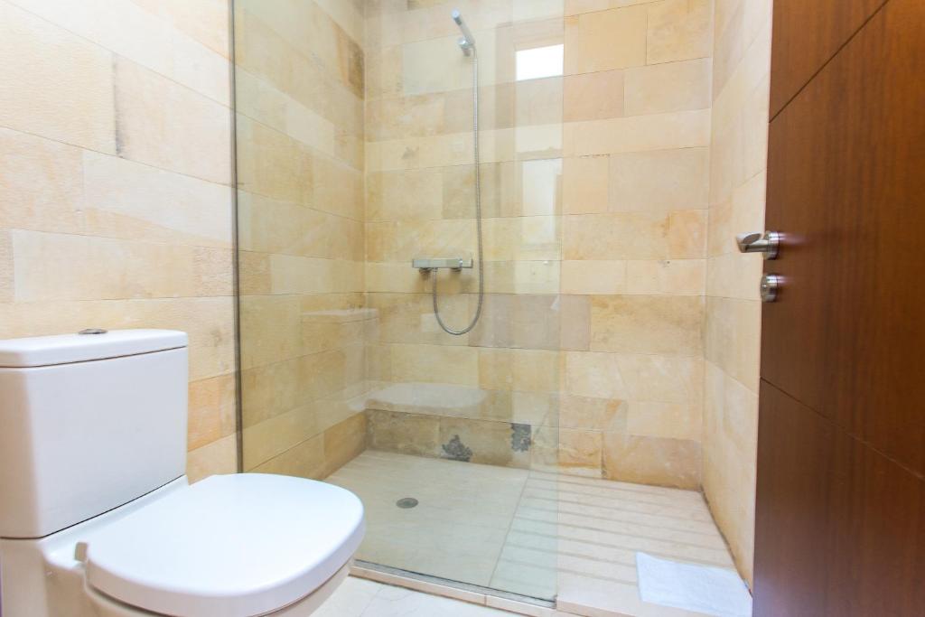 Koupelna v ubytování Limonium Deluxe Villa with Private Pool, TarracoHomes