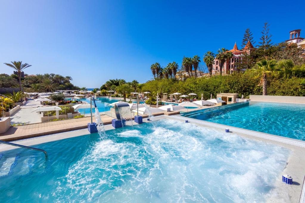 una piscina in un resort con piscina di Gran Tacande Wellness & Relax Costa Adeje ad Adeje