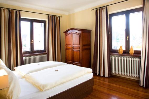 Postel nebo postele na pokoji v ubytování Hotel Haus Krone