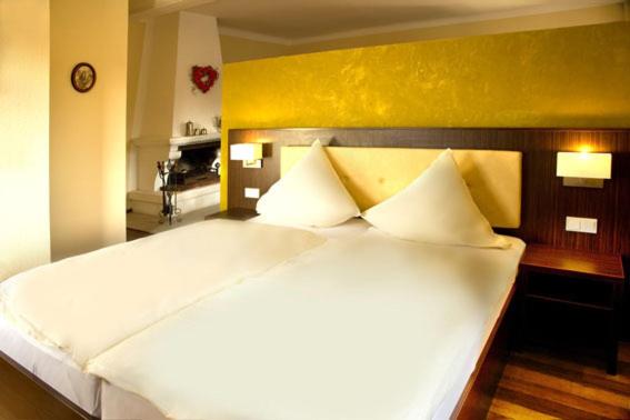 Postel nebo postele na pokoji v ubytování Hotel Haus Krone