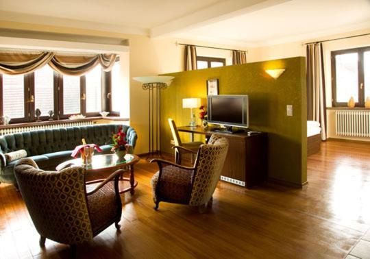 TV a/nebo společenská místnost v ubytování Hotel Haus Krone