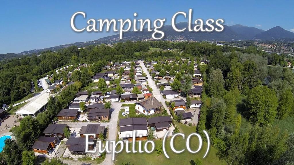 una vista aérea de un complejo con la clase de acampada de texto equipaho en Camping Class en Erba
