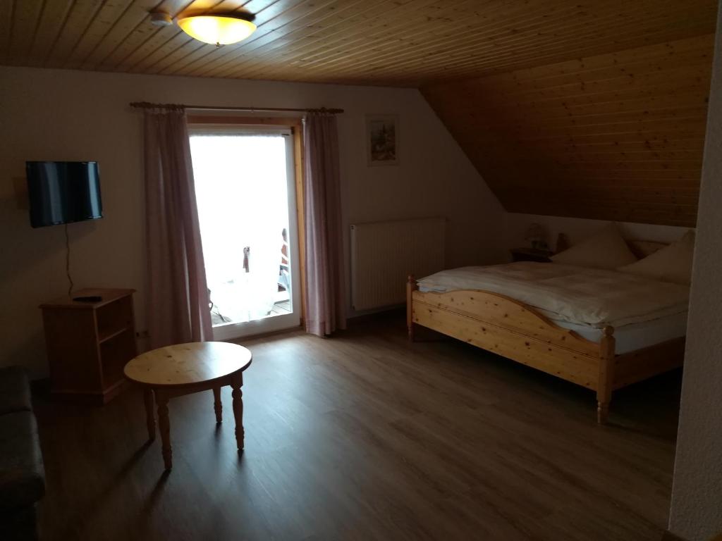 Postel nebo postele na pokoji v ubytování Schwarzwaldgasthaus Salenhof