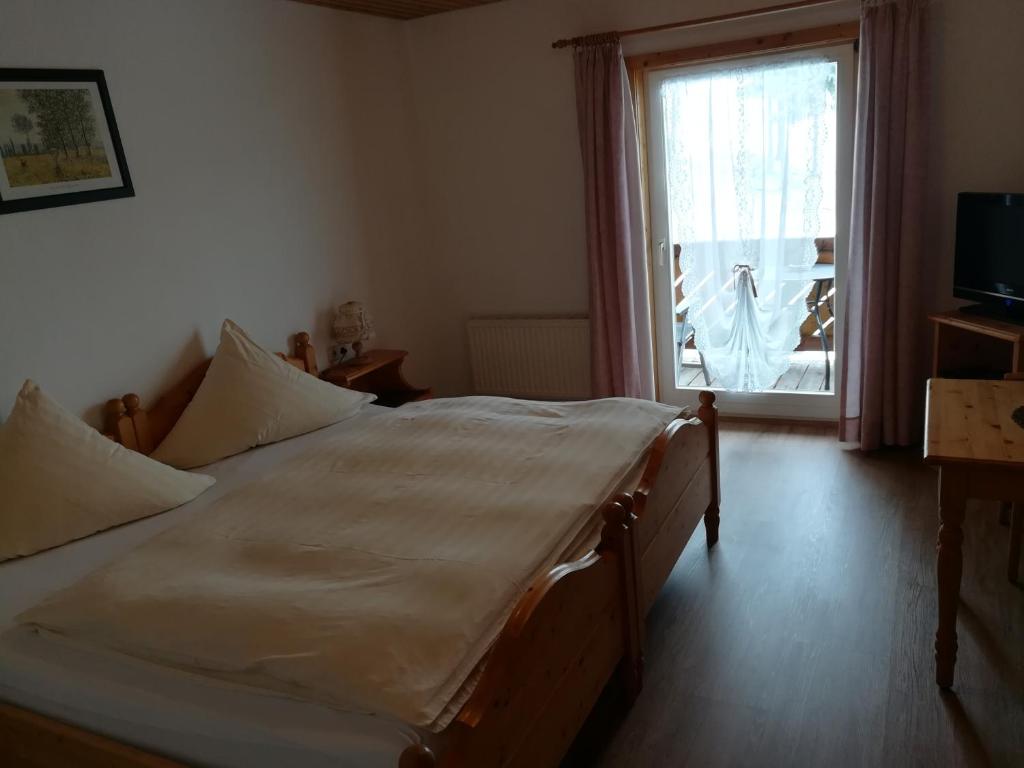 Postel nebo postele na pokoji v ubytování Schwarzwaldgasthaus Salenhof