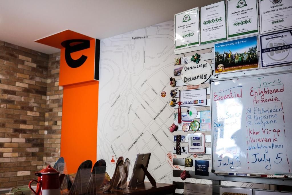 Certifikát, hodnocení, plakát nebo jiný dokument vystavený v ubytování Envoy Hostel & Tours