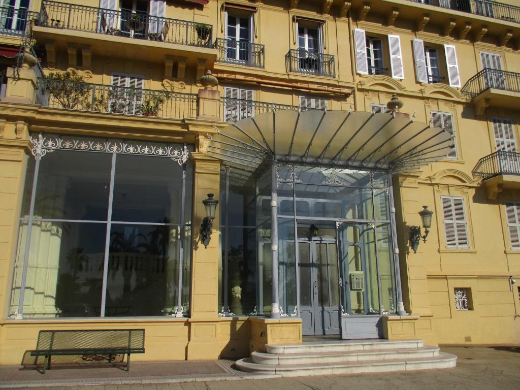 カンヌにあるThree Bedrooms Apartment Cannes Noaillesの黄色の建物