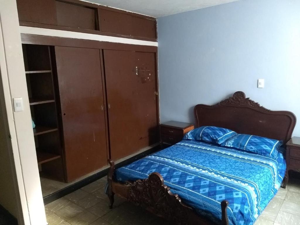 um quarto com uma cama e um closet em Alcobas cerca al Éxito San Fernando em Cali
