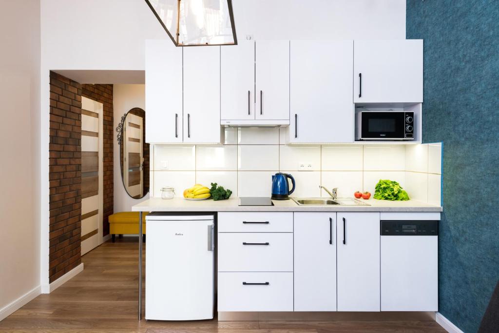 Cracow Rent Apartments - spacious apartments for 2-7 people in quiet area - Kolberga Street nr 3 - 10 min to Main Square by foot - Studio Apartment - Ul. Krowoderska 22