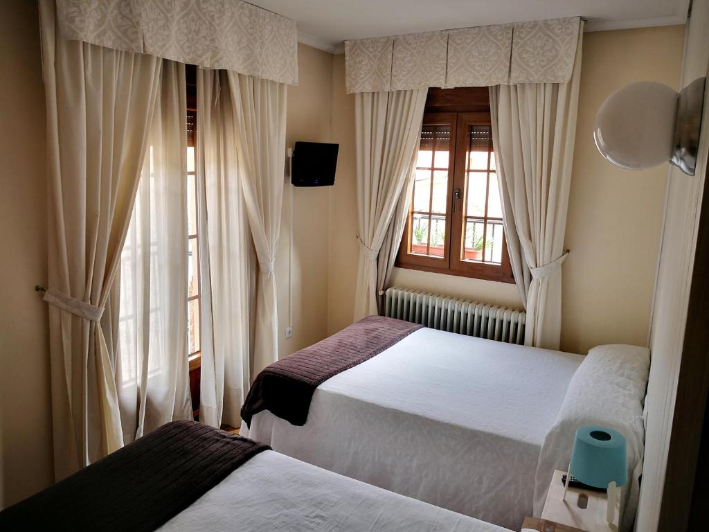 Postel nebo postele na pokoji v ubytování Hostal Alcántara