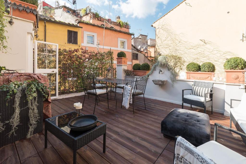patio ze stołem i krzesłami na balkonie w obiekcie Navona Luxury and Charming Apartment with Terrace w Rzymie