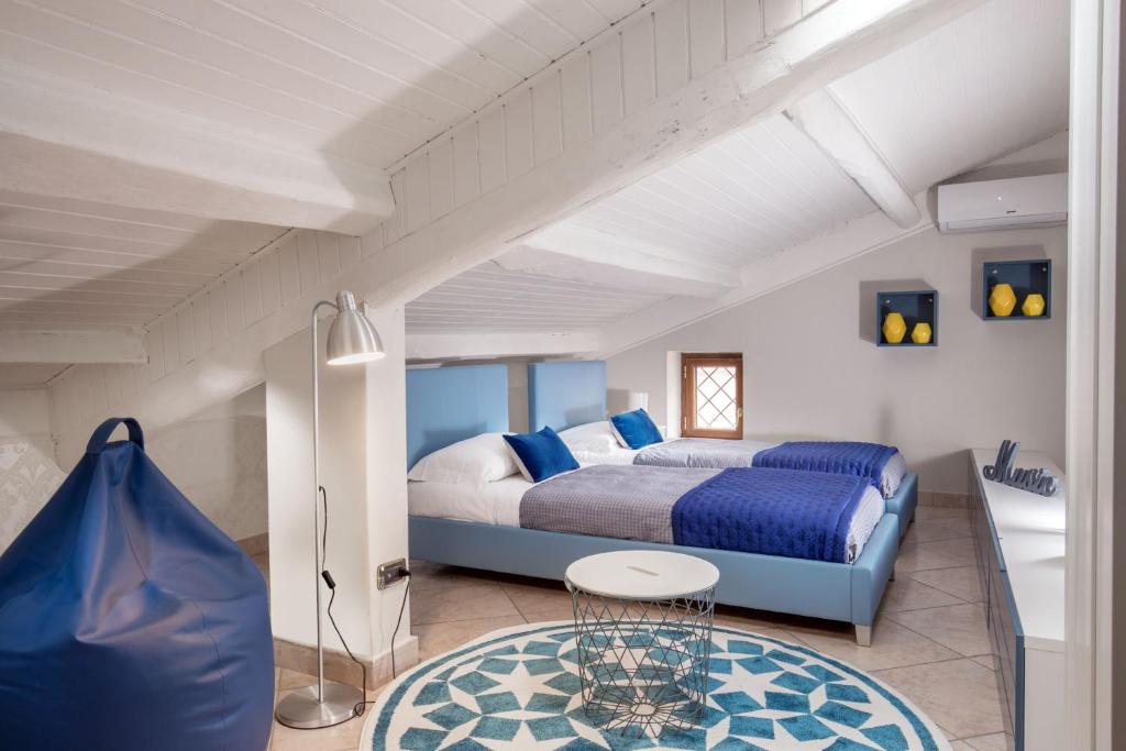A bed or beds in a room at Mario's apartament in the Spanish Steps