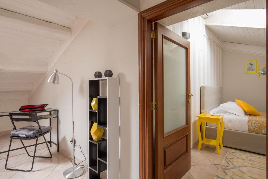 A bed or beds in a room at Mario's apartament in the Spanish Steps