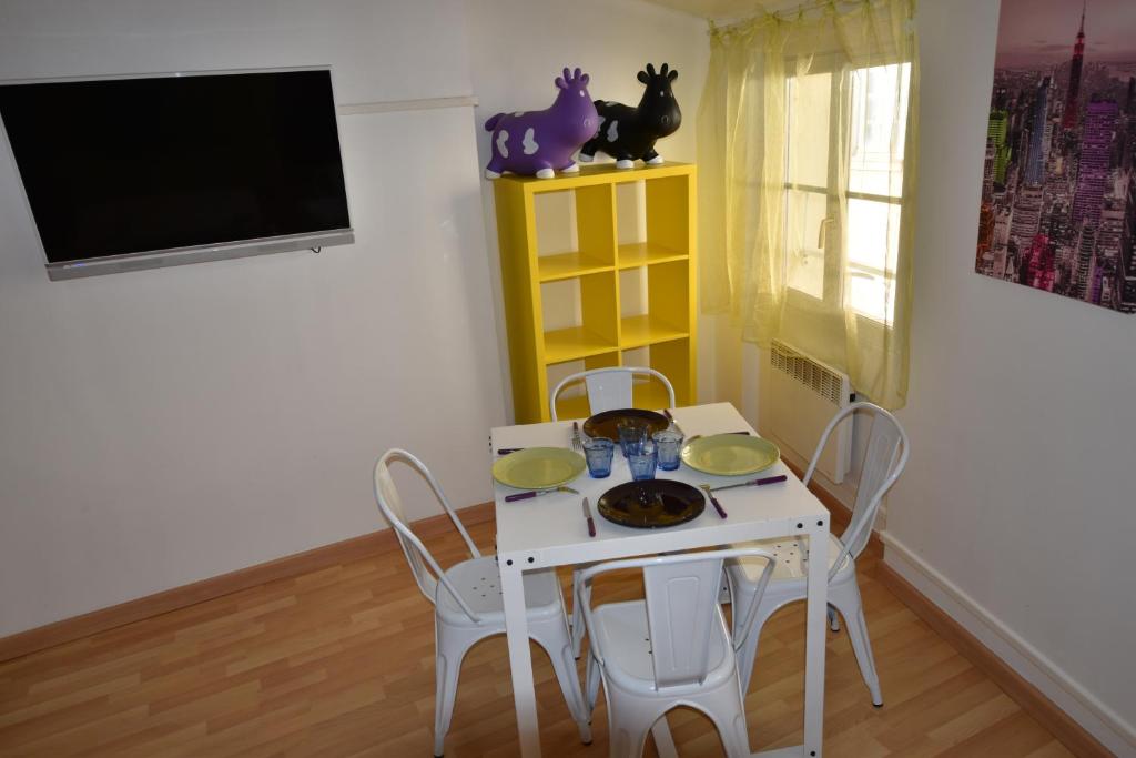 une salle à manger avec une table et des chaises blanches dans l'établissement Alezard, à Toulon