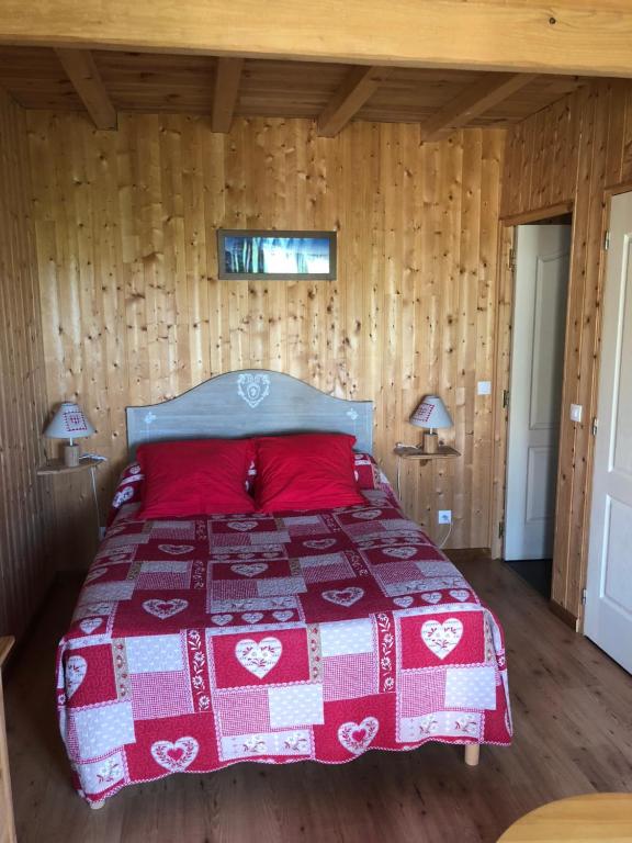 Een bed of bedden in een kamer bij Chambres d'Hôtes L'Ardiegeoise