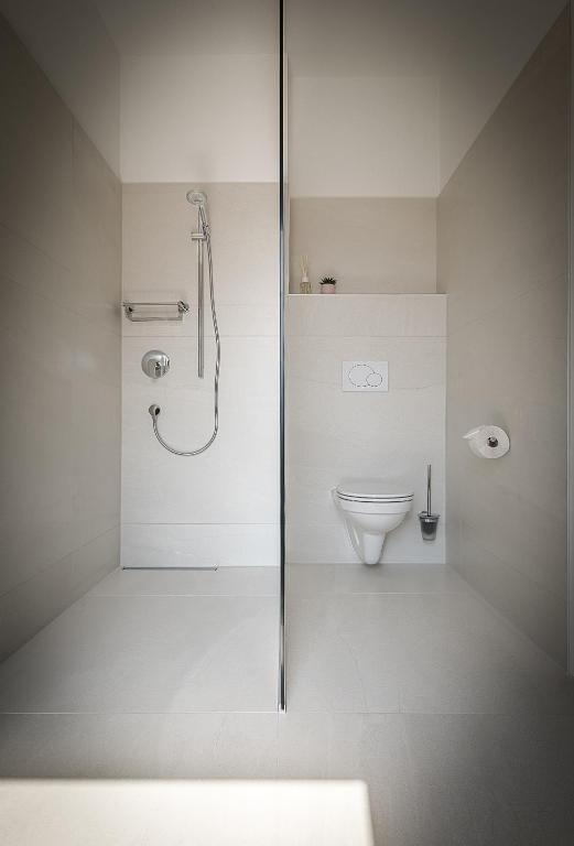 A bathroom at SCHEIBER Wein & Gästehaus