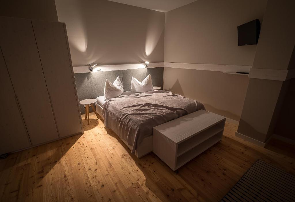 A bed or beds in a room at SCHEIBER Wein & Gästehaus