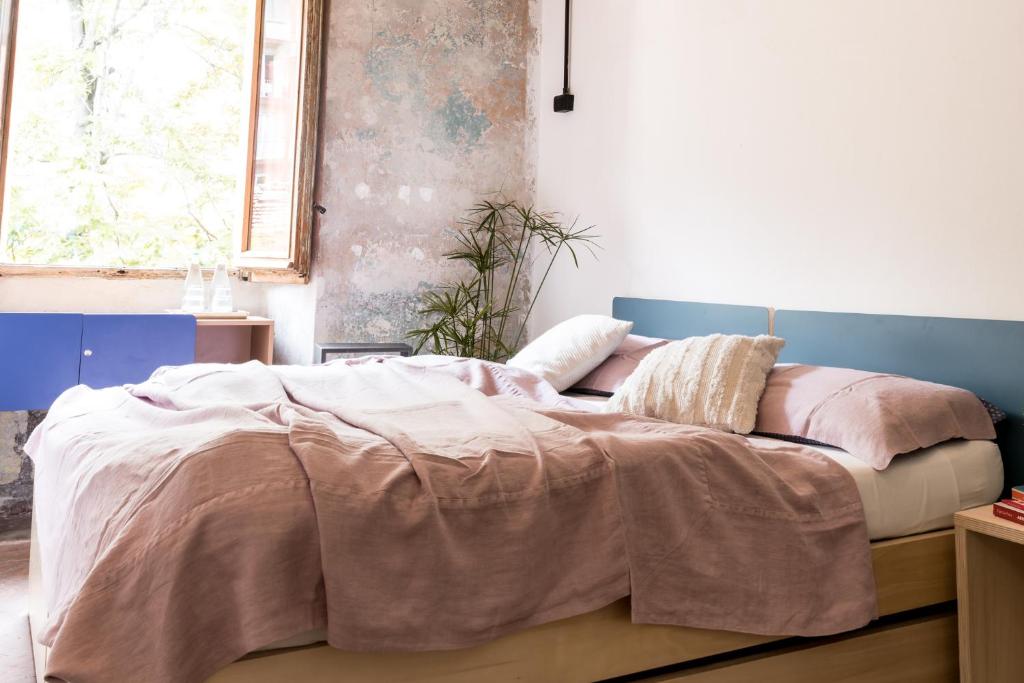 Łóżko lub łóżka w pokoju w obiekcie Un posto a Milano - guesthouse all'interno di una cascina del 700