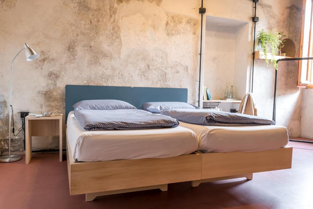 Łóżko lub łóżka w pokoju w obiekcie Un posto a Milano - guesthouse all'interno di una cascina del 700