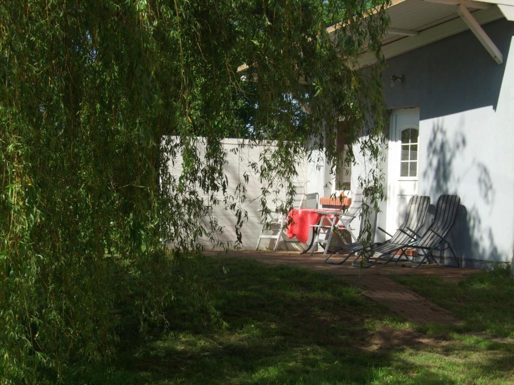 SaalにあるHof Kranichweide, Ferienwohnung "Granilager"の家の外に座るテーブルと椅子