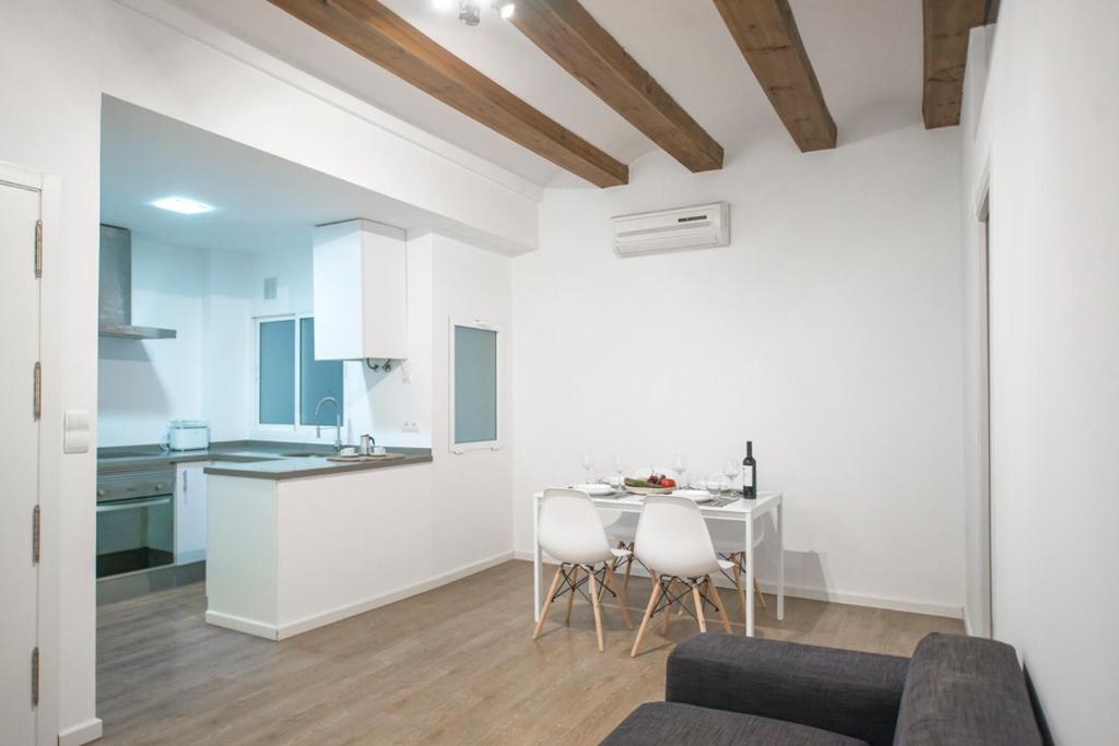 バレンシアにあるAmbrosio Flats Valencia - El Mercatのキッチン、リビングルーム(テーブル、椅子付)