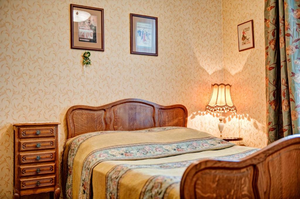 1 dormitorio con 1 cama y 1 mesa con lámpara en Apartamenty Retro en Poznan