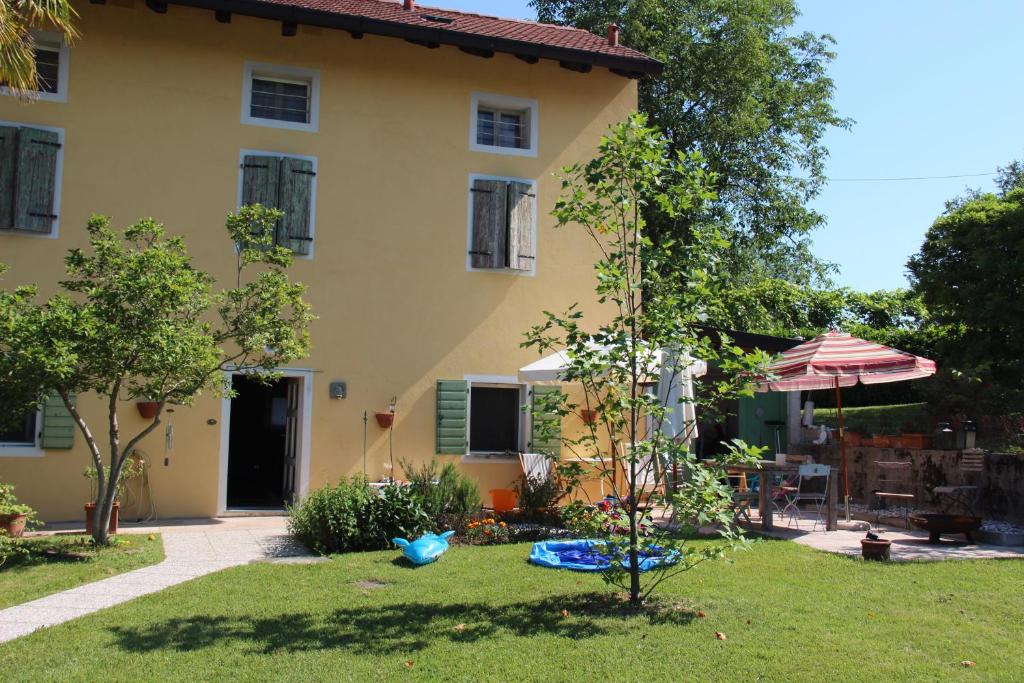 a house with a garden with a tree in the yard at Casa Verità in San Daniele del Friuli