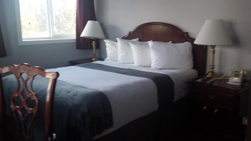 Beluga Lake Lodge - Queen Room
