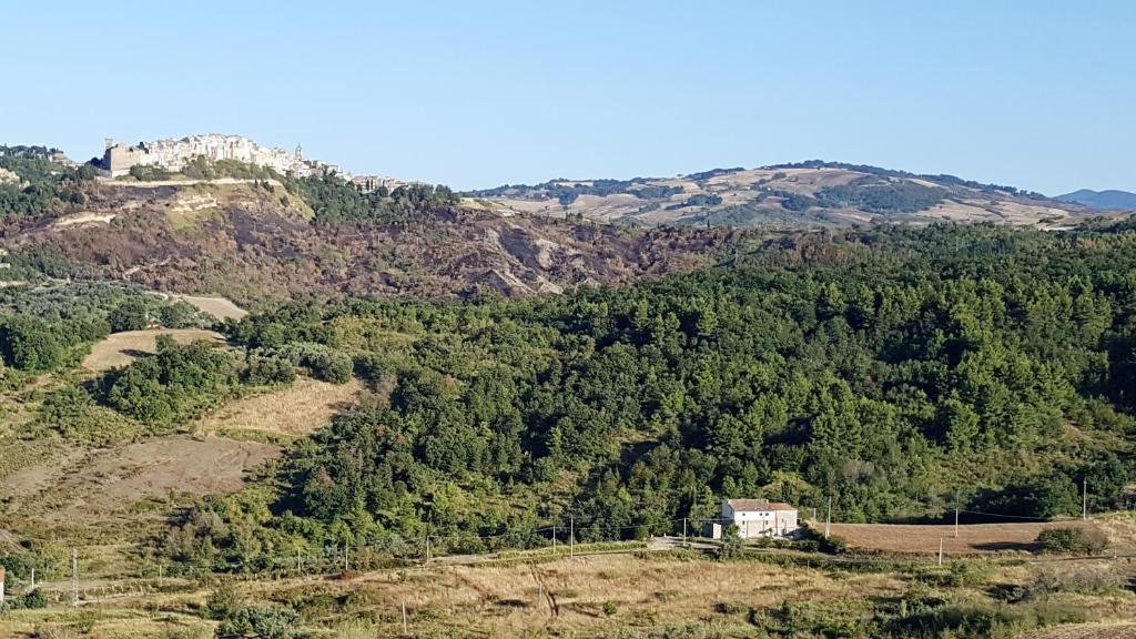 アテッサにあるCasa Pietra - Atessaの城を背景に建つ丘の上の家