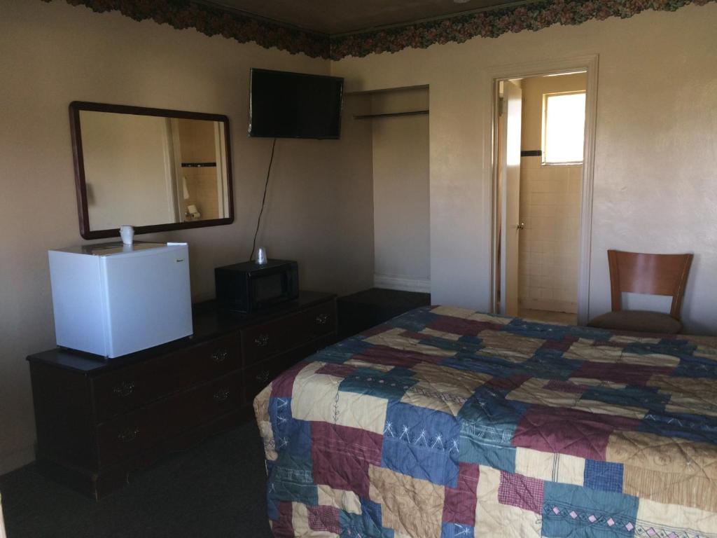 Travelers Motel tesisinde bir odada yatak veya yataklar