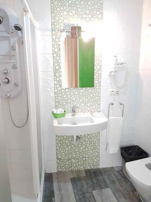 Hotel y Apartamentos Doña Lola, Seville – Updated 2023 Prices