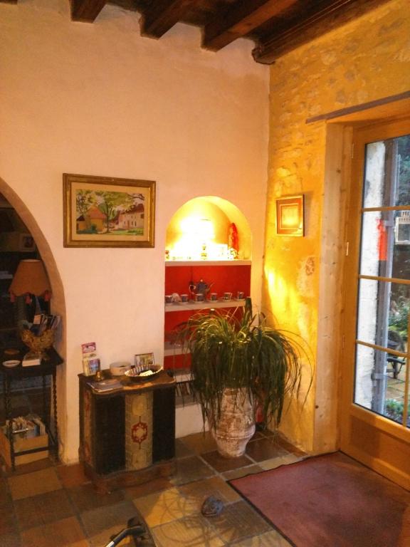 a room with a table and a plant in it at Chambre d&#39;hôtes Le Moulin de Moulis in Moulis-en-Médoc