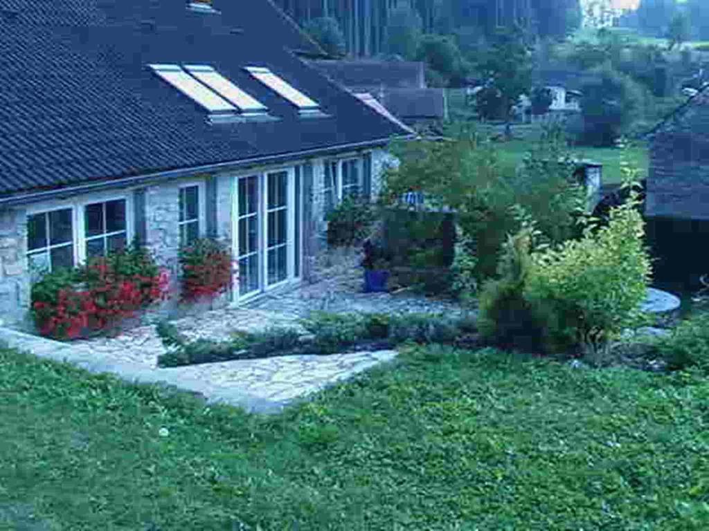 ein Haus mit Garten im Hof in der Unterkunft Pension Lažany in Lažany