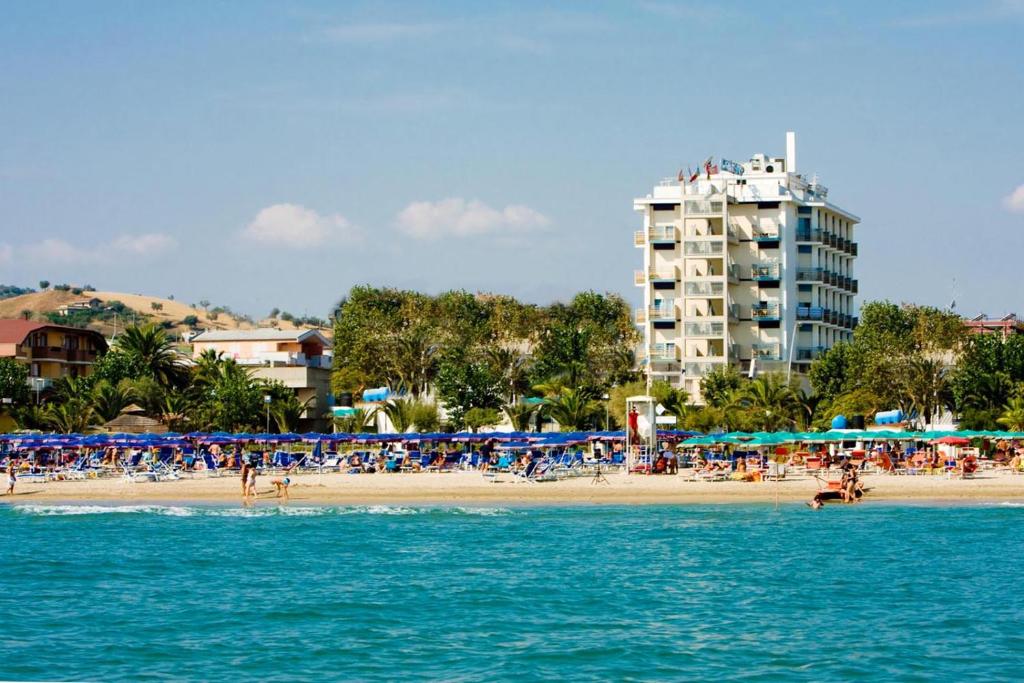 Pantai di atau di dekat hotel