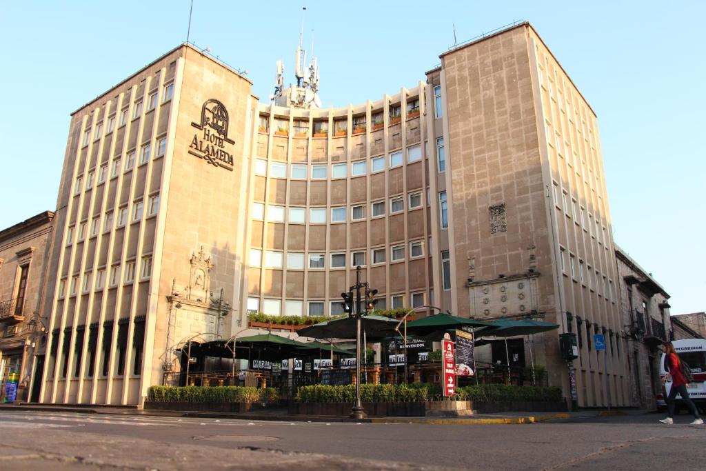 un grand bâtiment au coin d'une rue dans l'établissement Hotel Alameda Centro Historico, à Morelia