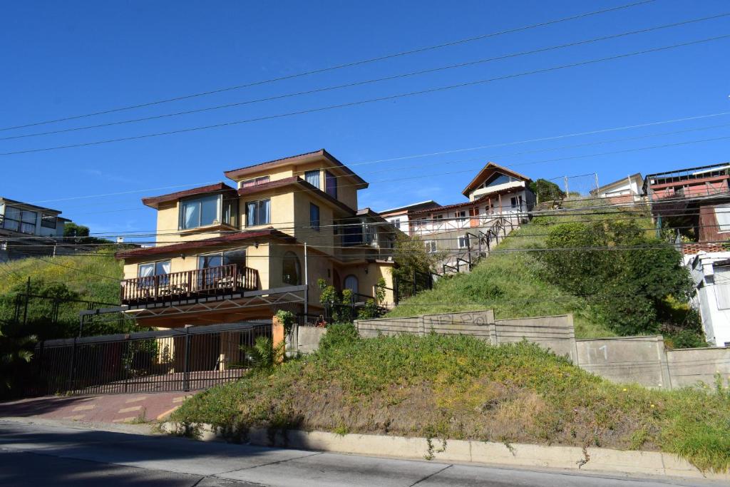 una casa al lado de una colina en Cabañas Urra House, en Viña del Mar